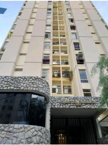 wysoki budynek apartamentowy z kamienną fasadą w obiekcie Apartamento Aconchegante SETOR OESTE w mieście Goiânia
