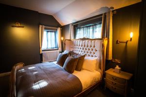 1 dormitorio con cama con almohadas y ventana en The Bridge, en Macclesfield