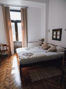 ein Schlafzimmer mit einem Bett in einem Zimmer mit einem Fenster in der Unterkunft Vista Studio Brasov in the Heart of the Old City Center in Braşov