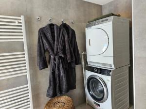een wasruimte met een wasmachine en een wasmachine bij Ham Annex B&B in Almelo