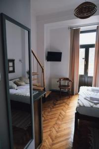 Zimmer mit 2 Betten und einem Spiegel in der Unterkunft Vista Studio Brasov in the Heart of the Old City Center in Braşov