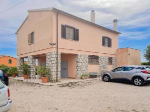 una casa con un'auto parcheggiata davanti di Villa in campagna tra natura e verde a Montalto di Castro