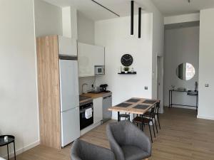 een keuken en eetkamer met een tafel en stoelen bij San Vicente 6, 2ºA Vigo in Vigo