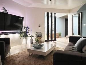 a living room with a couch and a tv at Condominio completo con vista al mar in Tijuana