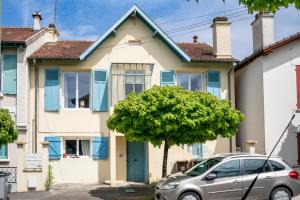 ein Haus mit einem davor geparkt in der Unterkunft VILLA GABY - Rare 6 Personnes - Localisation Idéale in Pau