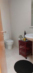 Cozy room near Las Teresitas beach في سانتا كروث دي تينيريفه: حمام مع مرحاض ومغسلة