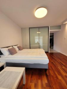 1 dormitorio con 2 camas y pared de cristal en Apartament Wierzbowa 6 z klimatyzacja (air-conditioning) en Poznan