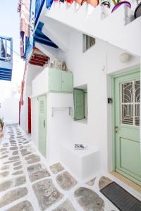 wąska ulica w positano z zielonymi drzwiami w obiekcie MYKONOS HOUSE Aurora , Mykonos Town w mieście Mykonos