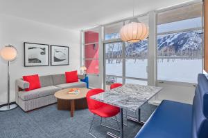 Posezení v ubytování Aspen Meadows Resort