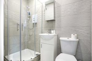 Bathroom sa Central Buckingham Apartment #1 with Free Parking, Pool Table, Fast Wifi and Smart TV with Netflix by Yoko Property