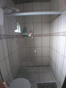 a bathroom with a shower with a toilet at Casa verde in Laguna