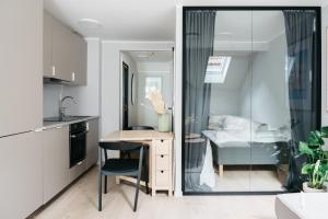 een kleine keuken met een bureau en een stoel in een kamer bij Stay Fløyen in Bergen