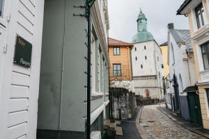een steegje in een oude stad met een gebouw bij Stay Fløyen in Bergen