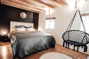Ralingen的住宿－Cloud 9，一间卧室配有一张大床和秋千