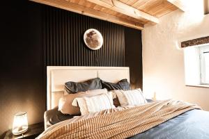 ein Schlafzimmer mit einem Bett mit einem Mond an der Wand in der Unterkunft Cloud 9 in Ralingen
