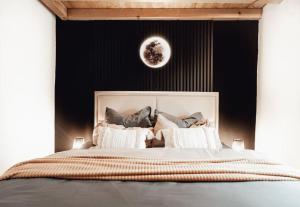 um quarto com uma cama grande e uma lua na parede em Cloud 9 em Ralingen