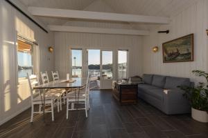 sala de estar con sofá, mesa y sillas en RoaldsPiren Stavanger en Stavanger