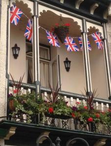 una ventana con banderas británicas en el balcón en Balcony House Apartment in Kendal, en Kendal