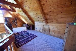 um quarto amplo com paredes de madeira e um sótão em Dream Catcher- Blue Ridge GA em Blue Ridge