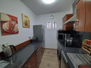 Kuchyň nebo kuchyňský kout v ubytování 2 BEDROOM Apartment grandfloor-PTO. DEL CARMEN