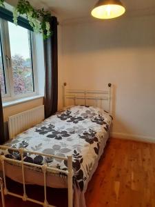 a bedroom with a bed and a window at Comfortable quiet room near Cambridge in Long Stanton