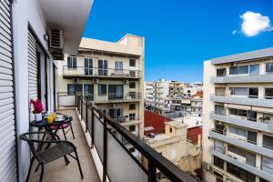 Μπαλκόνι ή βεράντα στο Central apt. with parking - 3 min from old port