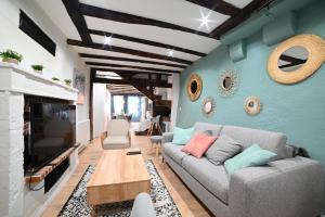 uma sala de estar com um sofá e uma lareira em Maison avec spa dans l'hyper centre de Poitiers em Poitiers