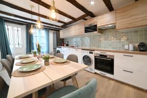 une cuisine avec une table et des chaises dans l'établissement Maison avec spa dans l'hyper centre de Poitiers, à Poitiers