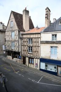 ein altes Gebäude an der Straßenseite in der Unterkunft Maison avec spa dans l'hyper centre de Poitiers in Poitiers