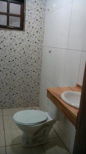 uma casa de banho com um WC e um lavatório em Condominio Costa do Sol Praia - 600mt da praia em Bertioga