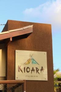 a sign on the side of a building with a korean sign at Kioara Itacimirim - espaço de acolhimento e sossego in Itacimirim