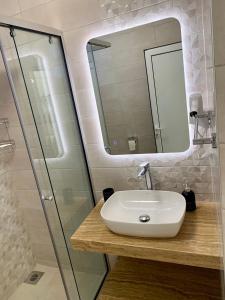 een badkamer met een wastafel en een spiegel bij Villa Cellesina in Ulcinj