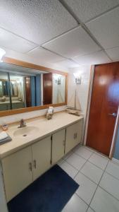 un baño con lavabo y espejo en NAÜTIK, Ocean Front! Great view, en Fajardo