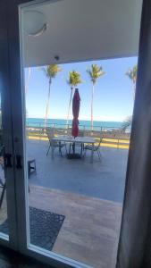 Un balcón o terraza de NAÜTIK, Ocean Front! Great view