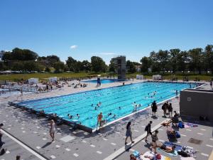 una gran piscina con gente. en Fredrikstad Cicignon, peaceful but central with garden, parking and long stay facilities en Fredrikstad