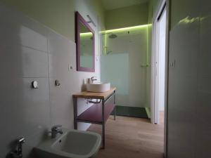 ein Bad mit einem Waschbecken und einem Spiegel in der Unterkunft Toledo apARTment in Neapel