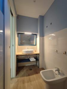 ナポリにあるToledo apARTmentのバスルーム(洗面台、トイレ、鏡付)