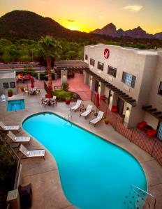 - Vistas a la piscina de la posada al atardecer en Arabella Hotel Sedona, en Sedona