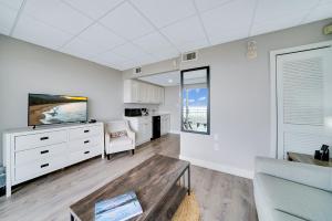 een grote woonkamer met een bank en een tv bij Montreal Beach Resort in Cape May
