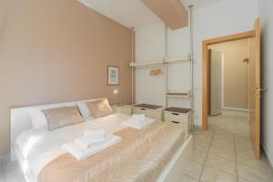 Un pat sau paturi într-o cameră la Viale della Repubblica free parking e Wifi 1 minute to Garda Lake