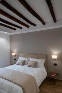 Postel nebo postele na pokoji v ubytování Sofi' Center Rooms