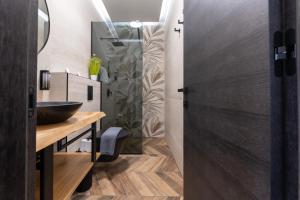 La salle de bains est pourvue d'un lavabo et d'un miroir. dans l'établissement West Coast Deluxe Rooms - Vacation Rental, à Split