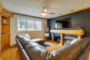 un sofá de cuero en una sala de estar con chimenea en Sleek Mountain Home Less Than 8 Mi to Vail and Beaver Creek!, en Beaver Creek