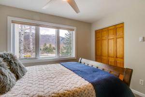 1 dormitorio con cama y ventana grande en Sleek Mountain Home Less Than 8 Mi to Vail and Beaver Creek!, en Beaver Creek