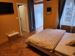 - une chambre avec un lit et une grande fenêtre dans l'établissement Center Gradec Apartment, à Zagreb