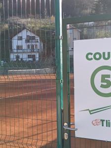 Instalaciones para jugar a tenis o squash en Kursumlijska banja apartman 4+1 o alrededores