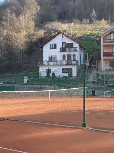 Instalaciones para jugar a tenis o squash en Kursumlijska banja apartman 4+1 o alrededores