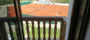 Instalaciones para jugar a tenis o squash en Kursumlijska banja apartman 4+1 o alrededores