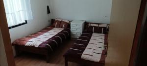 Una cama o camas en una habitación de Kursumlijska banja apartman 4+1