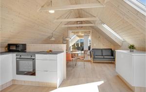 Cucina o angolo cottura di 2 Bedroom Gorgeous Apartment In Pandrup